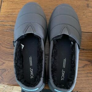 NWOT Tom’s cozy fuzzy espadrilles